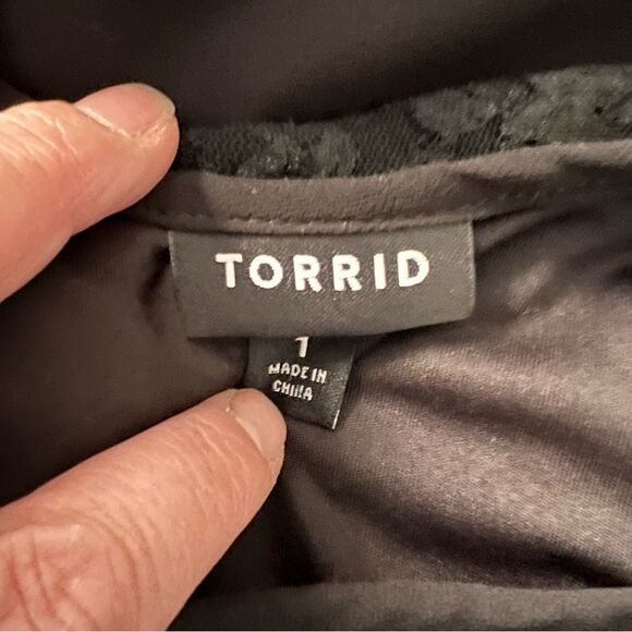 Torrid Knee Length Black Dress Stretch Lace Overlay Size 1 1X 14/16 - Picture 5 of 5